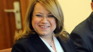 Това е: Златева тотално отряза Борисов! Отказа супер предложението му по уникален начин (СНИМКА)