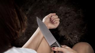 Момиче се самоуби след сексуални извращения от полицаи