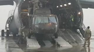Гигантски самолет на НАТО стовари ударни хеликоптери до границата на Русия (ВИДЕО)