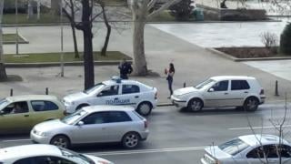 Извънредно и първо в БЛИЦ! Засукана мацка се натресе в патрулка в София (СНИМКИ)