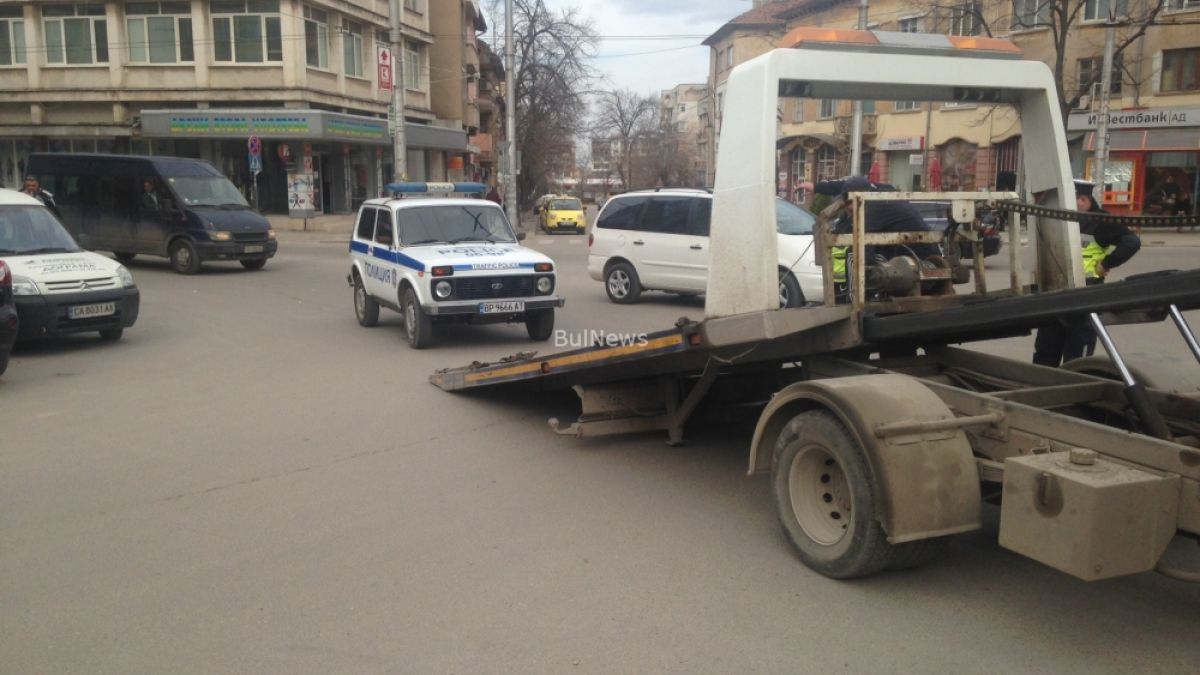 Полицейска кола аварира на възлово кръстовище във Враца (СНИМКА)