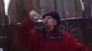Само в Русия! Как се пият три бутилки водка на екс? (ВИДЕО)