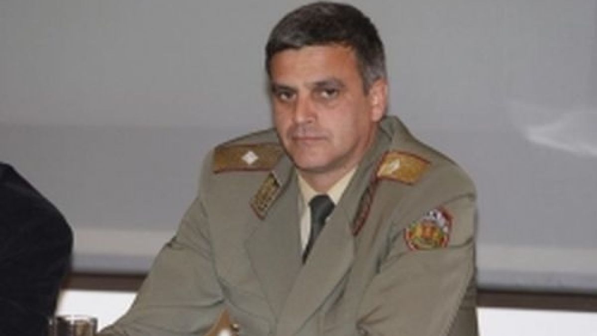 Военният министър проговори за смяната на началника на отбраната  