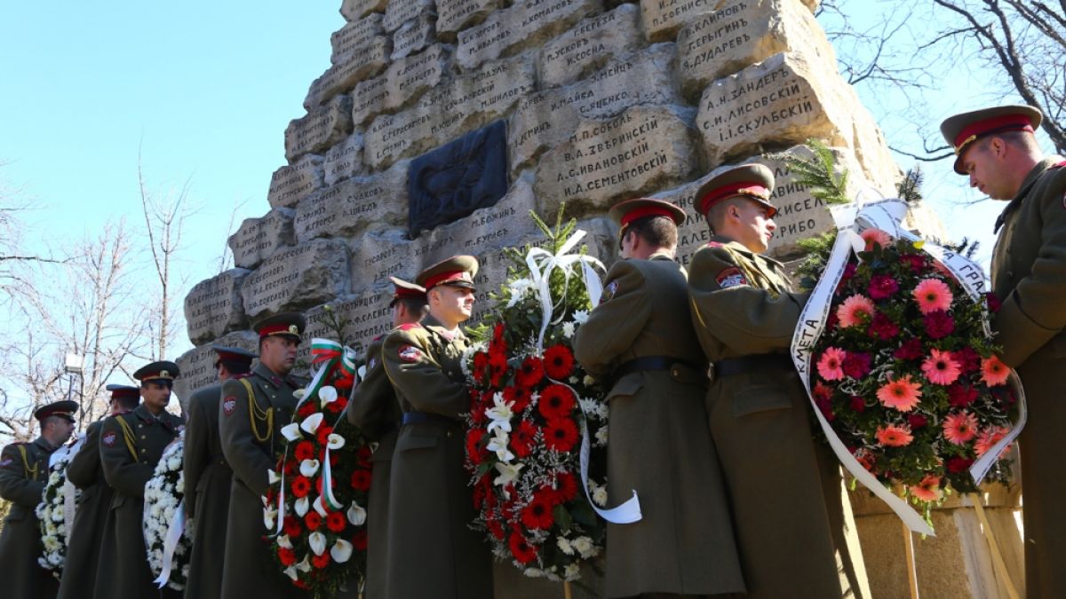 Фоторепортаж в БЛИЦ: Поклонение пред Докторския паметник в памет на руските медици, загинали за Освобождението на България!