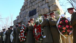 Фоторепортаж в БЛИЦ: Поклонение пред Докторския паметник в памет на руските медици, загинали за Освобождението на България!