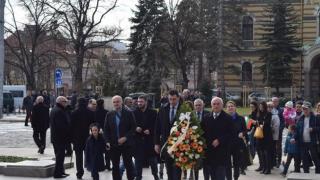 ГЕРБ поднесе венец на паметника на Незнайния воин (СНИМКИ)