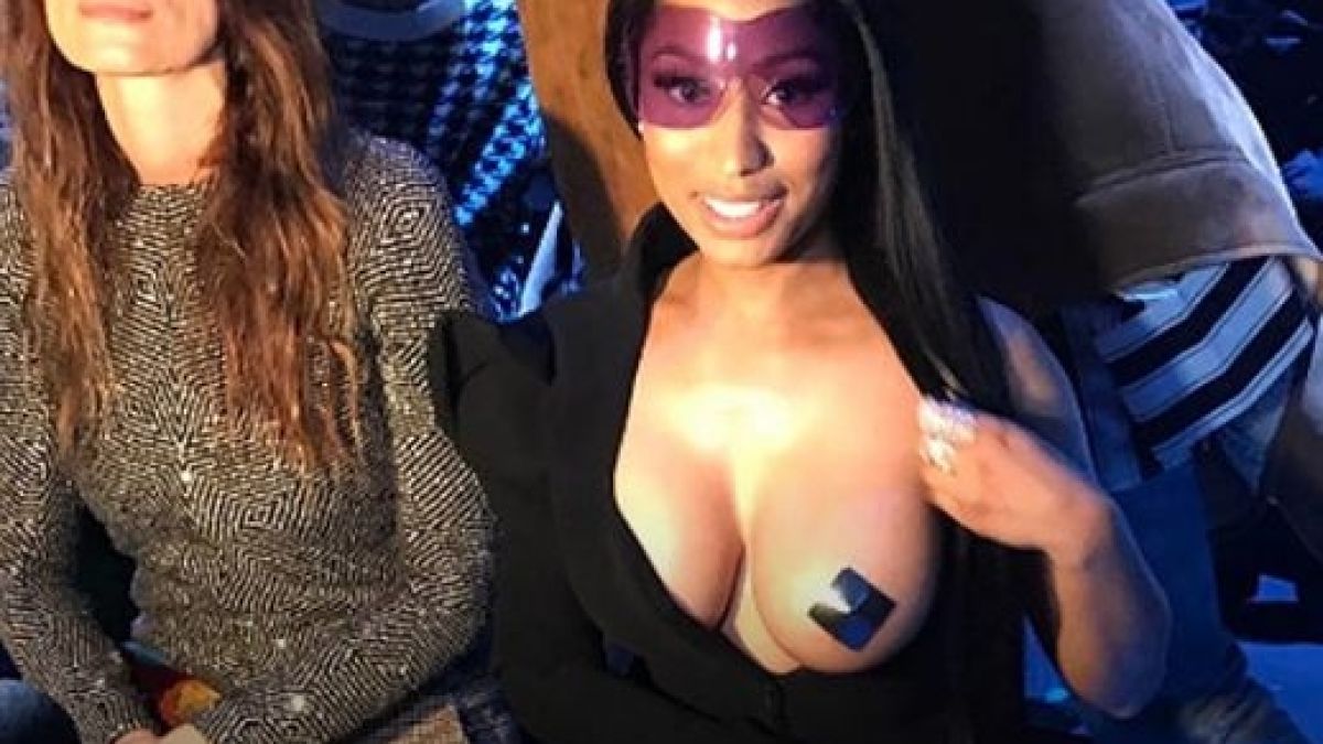 Ники Минаж разбуни духовете на Седмицата на модата в Париж (ВИДЕО 18+)