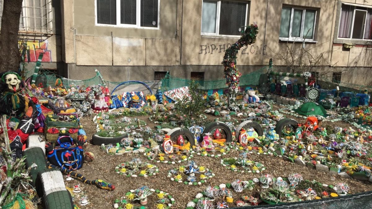 Красиво или грозно?! Цял Фейсбук спори за тази "градинка" в София (СНИМКА)