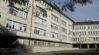Ученици от две гимназии се обединиха, за да спасят живота на бургаска майка