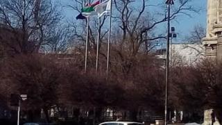 Варненци се шашнаха от знамето пред Катедралата: "Във война ли сме?!" (СНИМКИ)