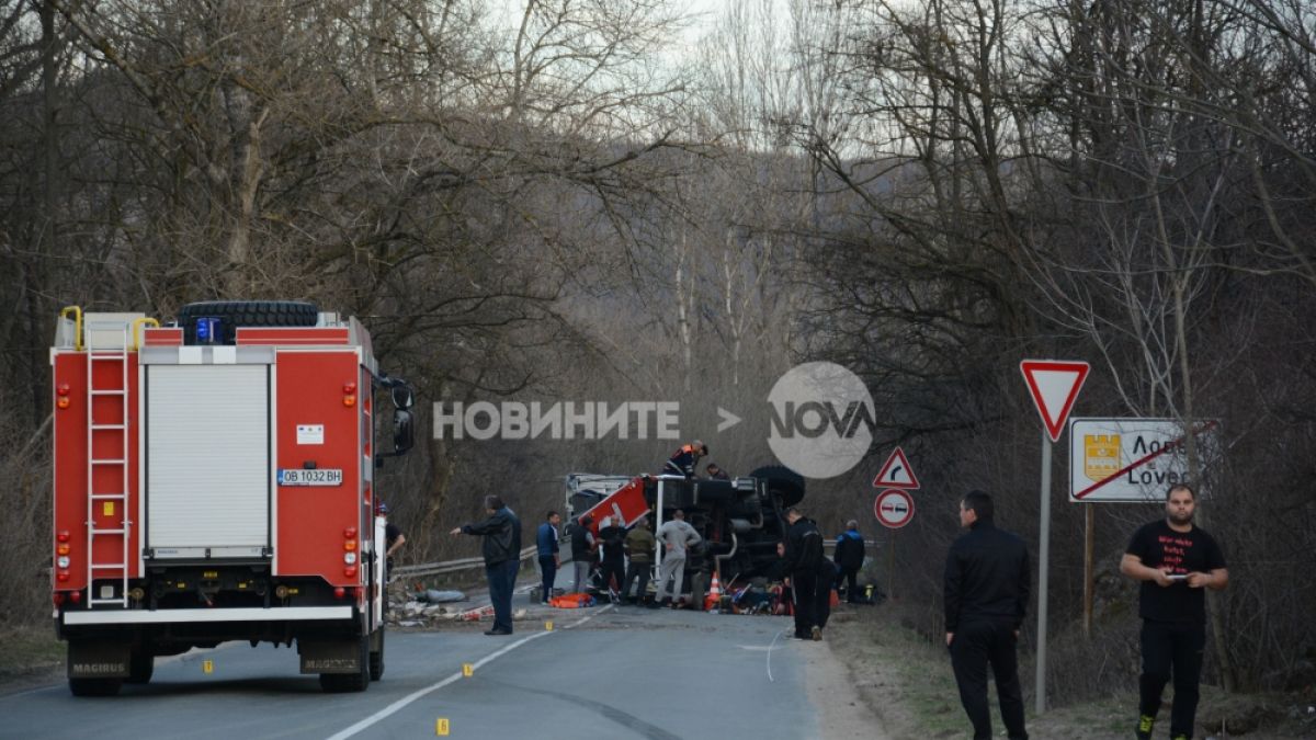 Първи СНИМКИ от инцидента с пожарната, която се обърна на пътя за Троян 