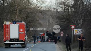Първи СНИМКИ от инцидента с пожарната, която се обърна на пътя за Троян 