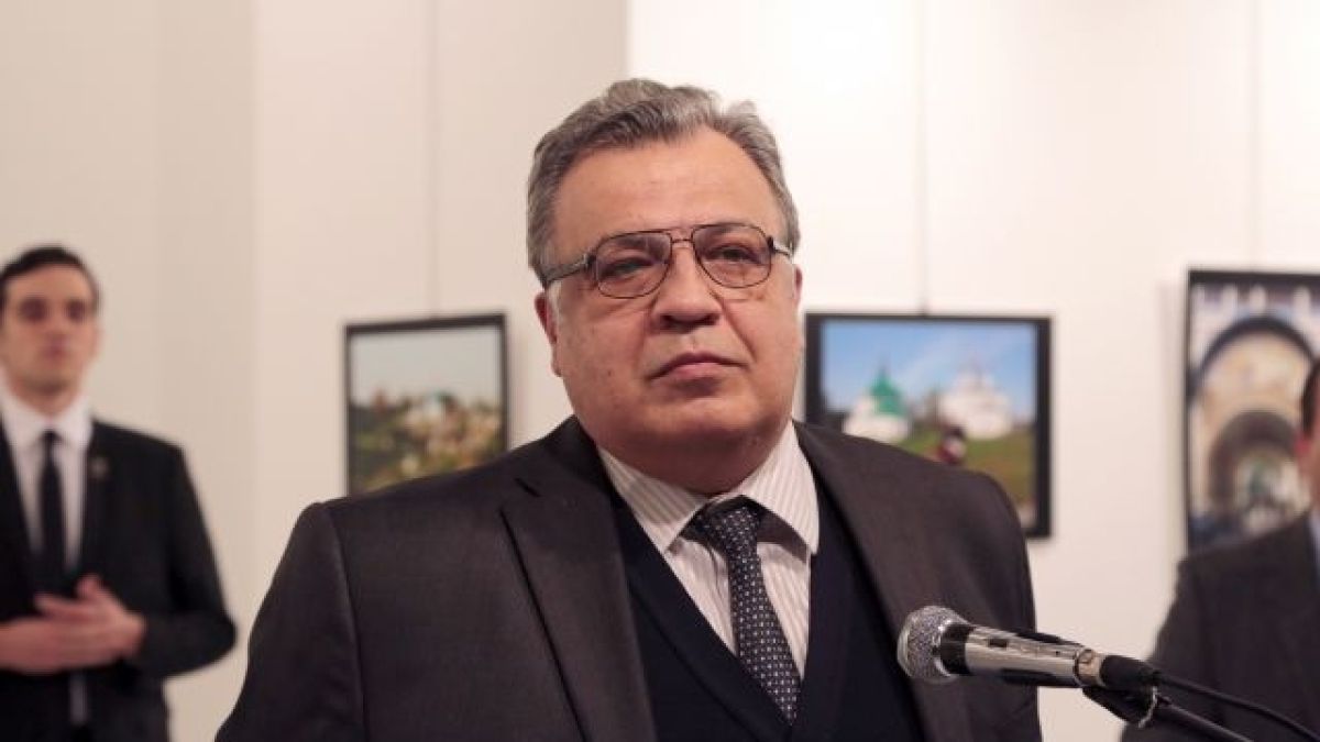 Горещо от Анкара! Задържаха красива руска проститутка, свързана с убиеца на посланик Карлов (СНИМКА)