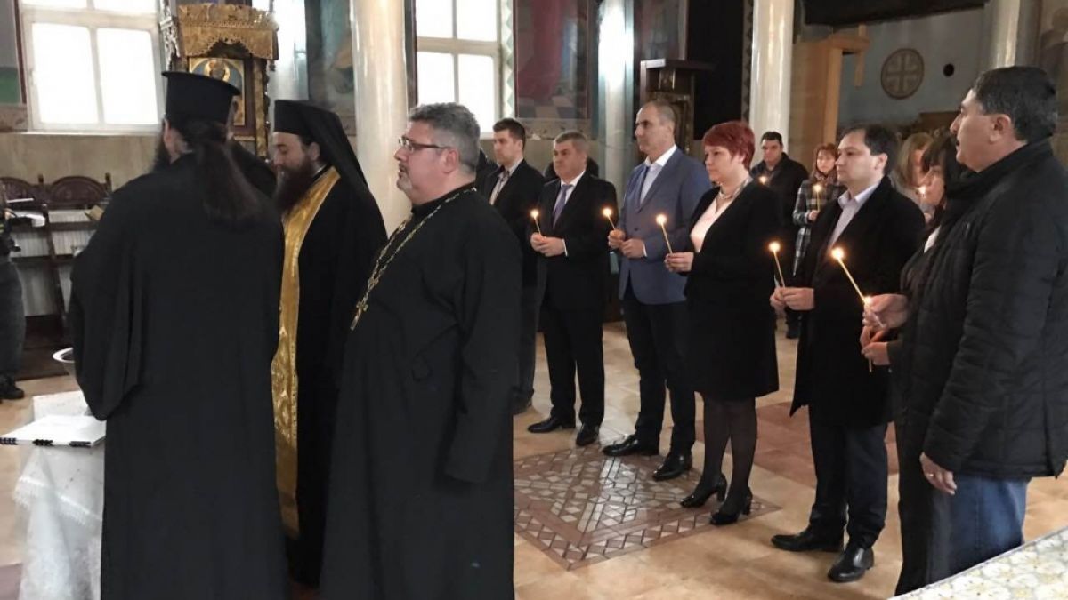 Цветанов направи дарение от името на ГЕРБ на църквата „Св. Кирил и Методий“ в Монтана (СНИМКИ)