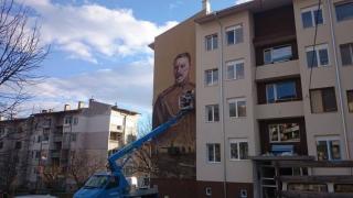 Ликовете на Вазов и рода му грейват на фасадите на блокове в Сопот