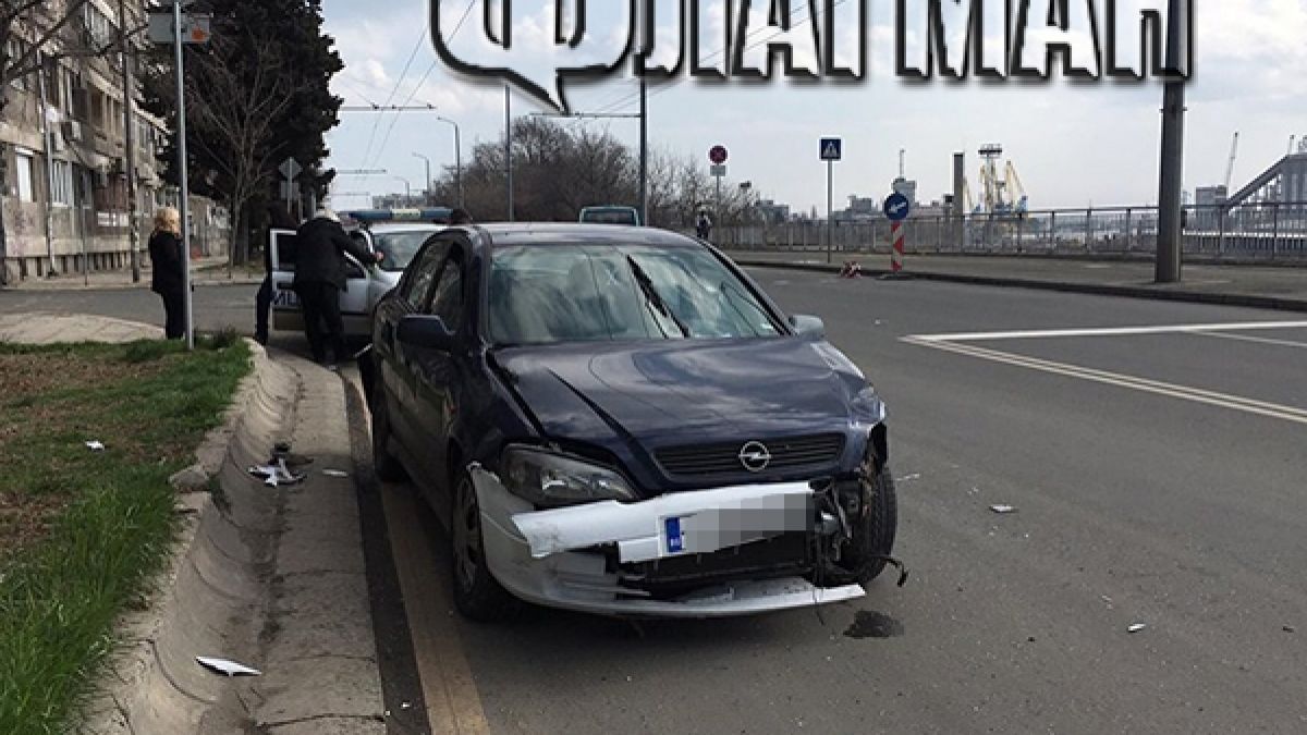Зверски сблъсък! "Опел" се размаза в пълен с пътници автобус в Бургас (СНИМКИ)