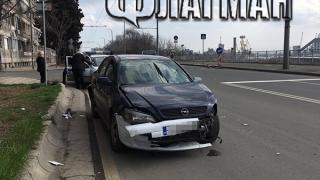 Зверски сблъсък! "Опел" се размаза в пълен с пътници автобус в Бургас (СНИМКИ)