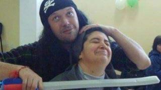 Скандални СНИМКИ показват как изглеждат проповедите на отчето от Белене, което посрещна сирийците с хляб и сол!