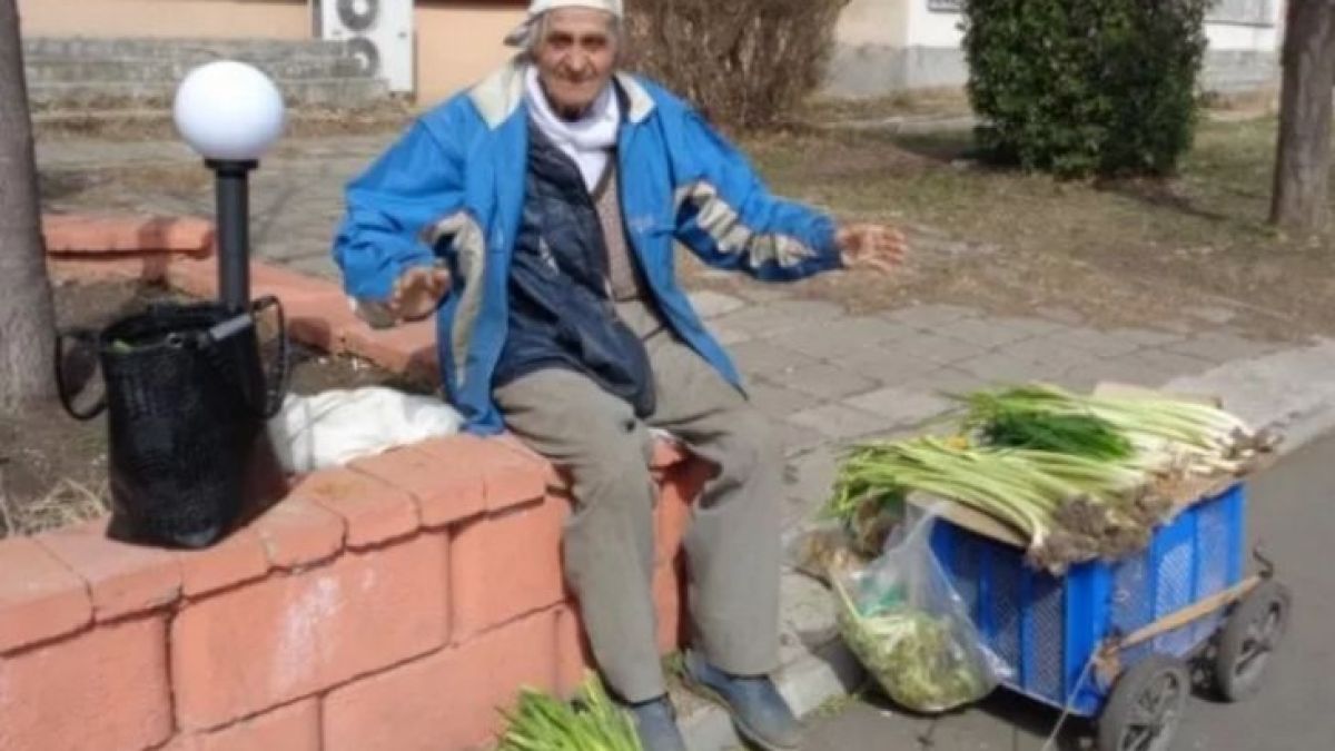 Ето го бургаския джентълмен бай Илия, който обича всички жени! 
