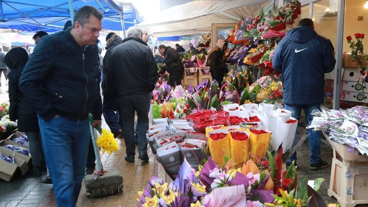 Фоторепортаж в БЛИЦ: Борсата за цветя на „Димитър Петков” почерня от народ