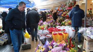 Фоторепортаж в БЛИЦ: Борсата за цветя на „Димитър Петков” почерня от народ