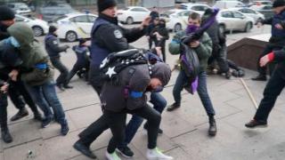 Дивият Киев: Нападнаха участничките в „Марша на феминистките” с кефир и зельонка (СНИМКИ/ВИДЕО)