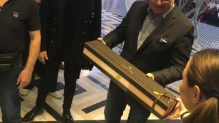 ЩРАК! Сгащиха Стоте манекенки на опашка за диаманти, но за кого?