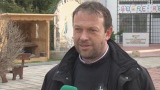 Отецът, посрещнал бежанците с хляб и сол, започна стачка
