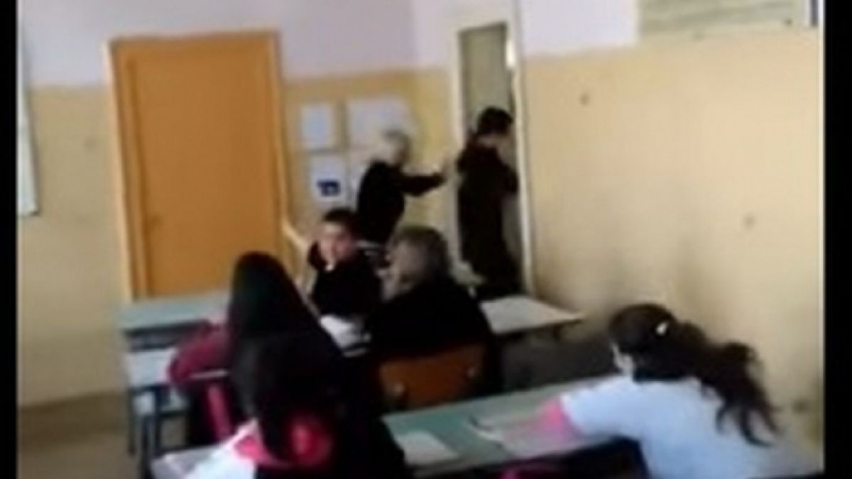 Ето каква съдба сполетя побеснялата русенска учителка, която изгони гаменче от час с ритници (ВИДЕО)