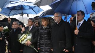 ФОТОРЕПОРТАЖ в БЛИЦ! Цветя и огромни венци в София! Плевнелиев и Фандъкова присъстваха на... 