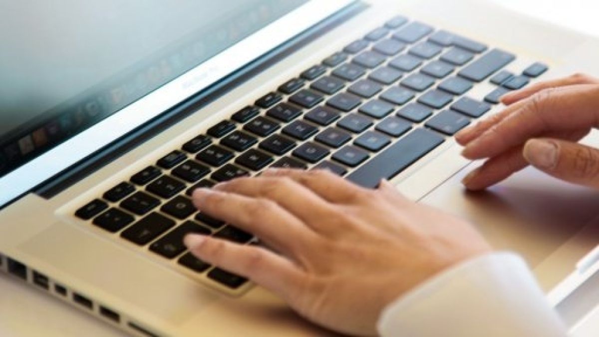 Зарибяват директори на училища с лаптопи и таблети