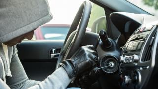 Това ли е най-нелепата кражба в София? Пиян автоджамбаз тръгна да задига кола, но за малко да отвлече дете