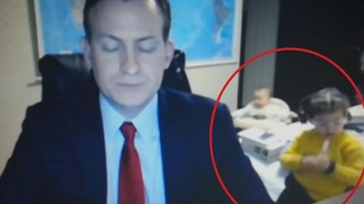 Интернет полудя по това ВИДЕО: Деца прекъснаха баща си на живо в телевизионен ефир 