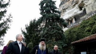 Герджиков се разходи из Басарбовския скален манастир (СНИМКИ)