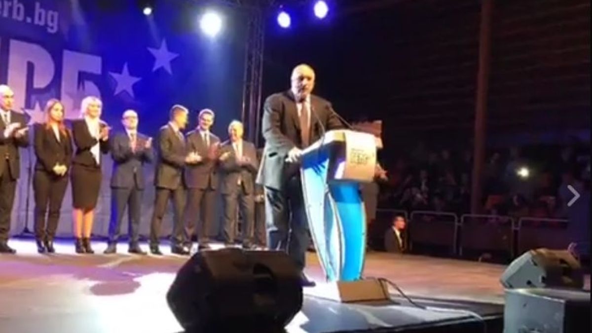 Инцидент прекъсна речта на Борисов в Шумен, лекари влетяха в залата!