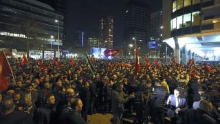 Положението стана напечено! Турци обсадиха консулството в Ротердам, в Истанбул не искат да виждат холандския посланик (СНИМКИ/ВИДЕО/НА ЖИВО)