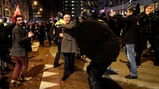 Турската министърка, изгонена от Холандия, се връща в Истанбул