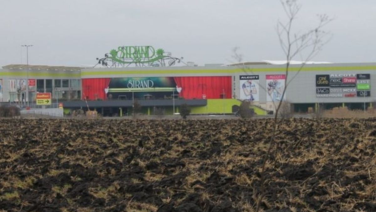 Крадци започнаха да опоскват запустелия мол „Странд” в Бургас