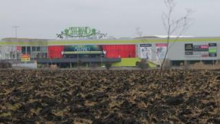 Крадци започнаха да опоскват запустелия мол „Странд” в Бургас