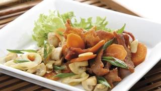 Ох, че вкусно и много сочно! Хрупкаво свинско с моркови, гъби и праз