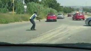 Хит в мрежата: Този регулировчик изуми всички с действията си! (ВИДЕО)