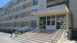 Сигнал до БЛИЦ! Майка наби дете пред столично училище, викнаха полиция