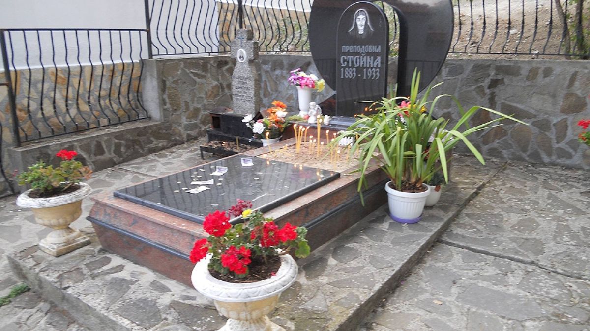 Изцеления стават в храма на Преподобна Стойна  в село Златолист