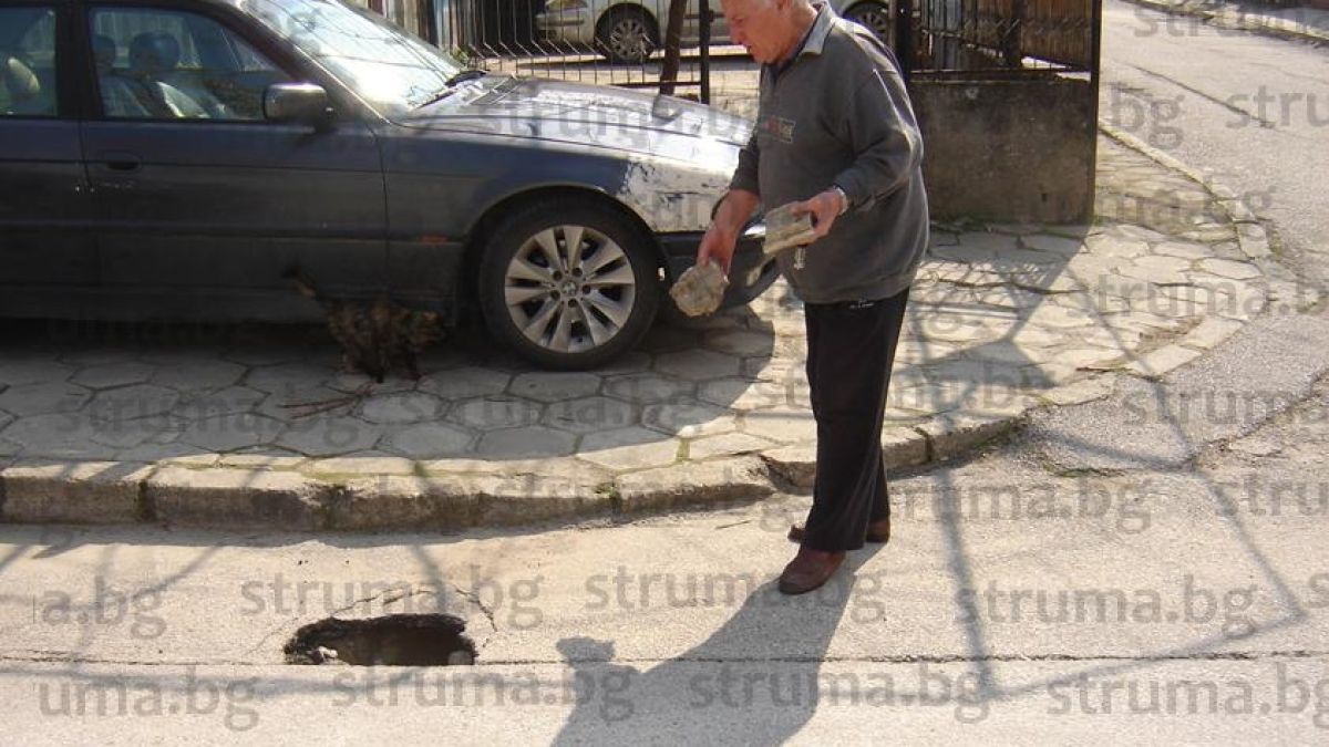 Бивш шеф на пътното запретна ръкави и сам запълни дупка в Петрич 