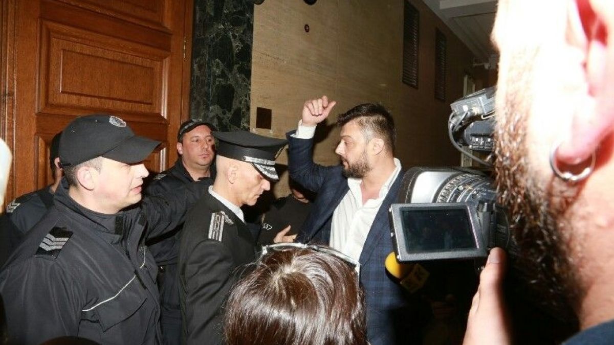 Бареков първо пред БЛИЦ за бесния екшън на сбирката на Лозан Панов: Съдът си свали днес гащите! (СНИМКИ)