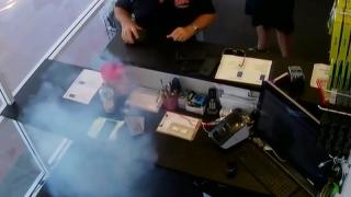 Шок! Нов iPhone гръмна в ръцете на собственика си (ВИДЕО)