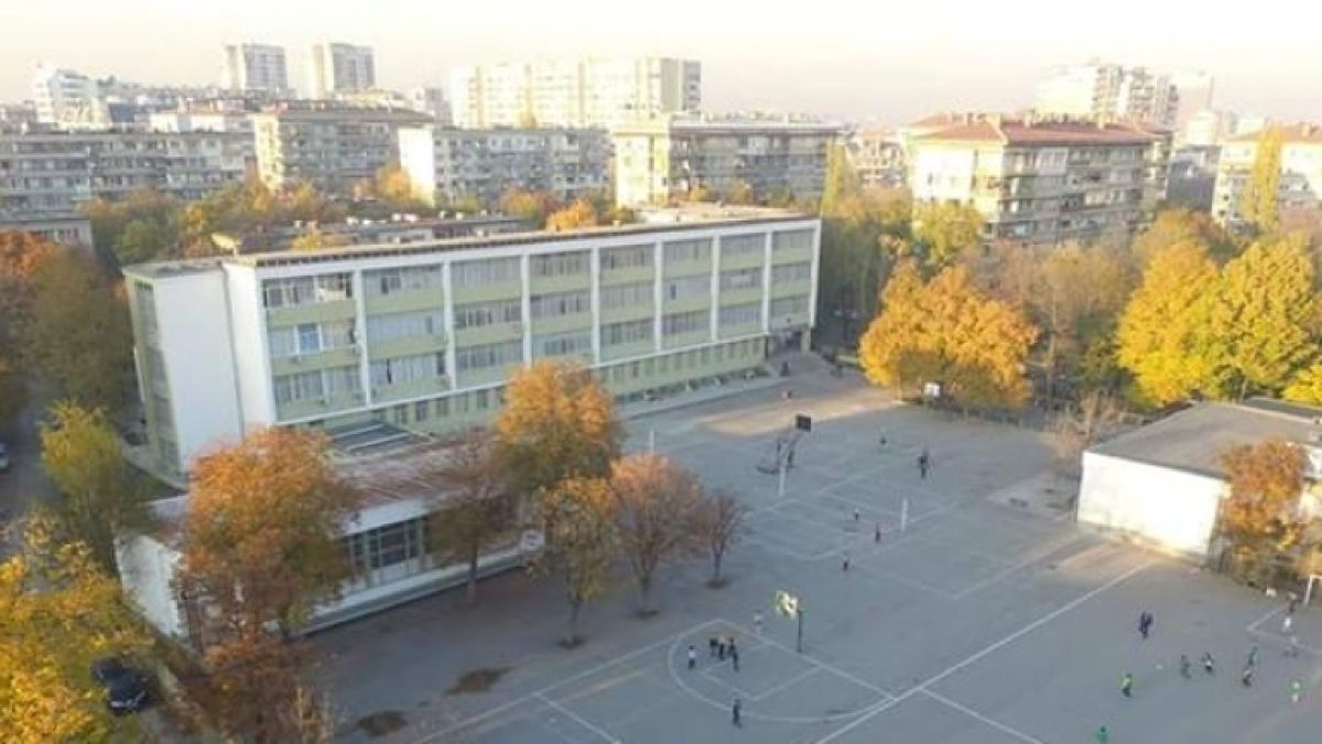 Ученици на бунт, искат оставката на директор