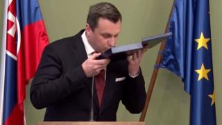 Скандал: В Словакия политици получиха комично пагони от лейтенант до подполковник