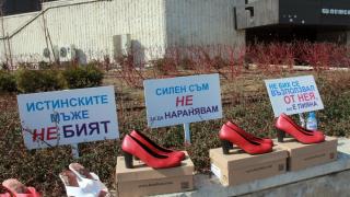 Мъже на токчета се разходиха край НДК (СНИМКИ)