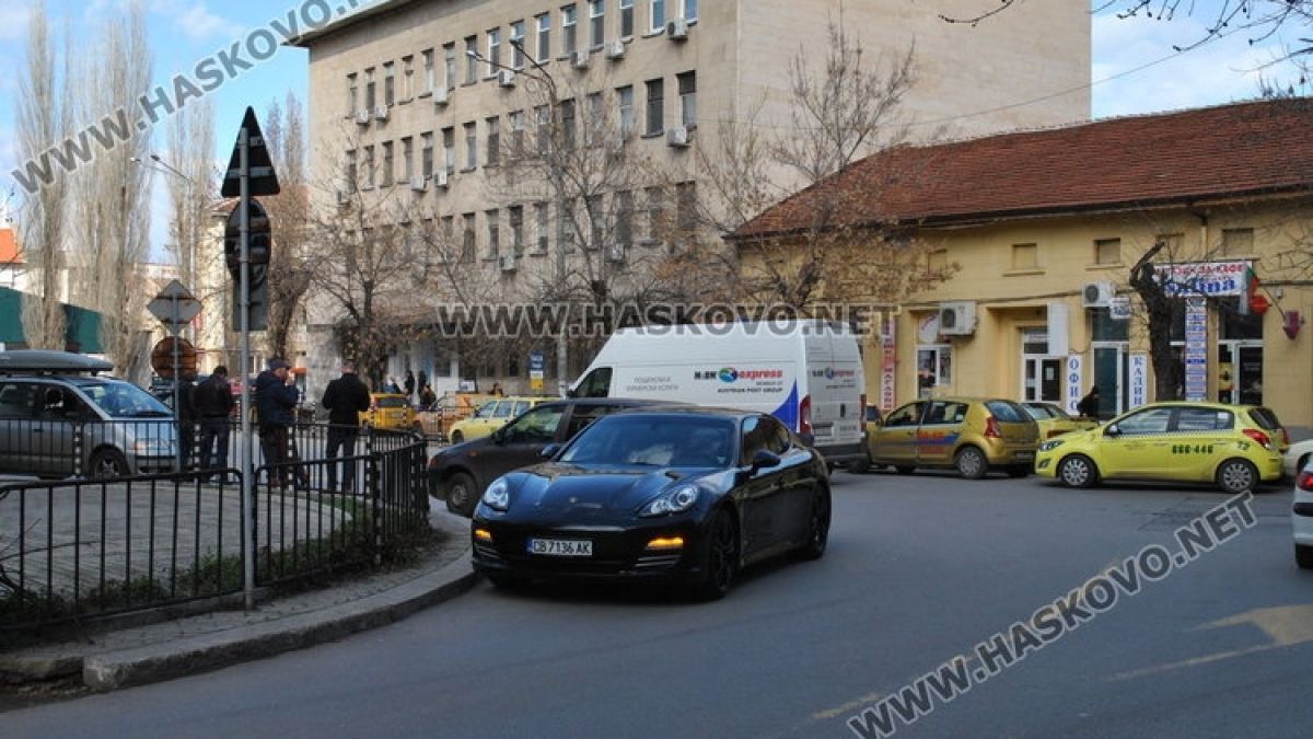 „Шаран” се заби в Поршето на сина на бившия кмет на Хасково (СНИМКИ)